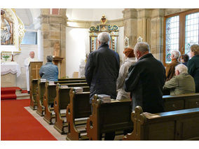 Bittprozession an der Weingartenkapelle (Foto: Karl-Franz Thiede)